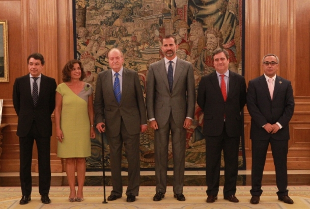 Su Majestad el Rey junto a una representación de la candidatura Madrid 2020